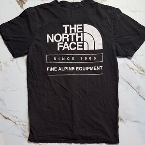 The North Face Logo Graphic T-Shirt sz S Hike Travel Adventure